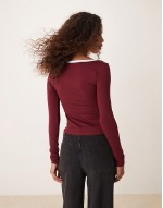 sweetheart long sve top with contrast tipping in burgundy