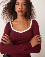sweetheart long sve top with contrast tipping in burgundy