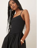 strappy midi dress with v-waist in black